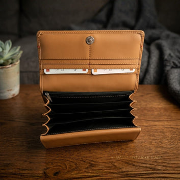 Ladies Crocodile Texture Cow Leather Clutch – Premium Finish